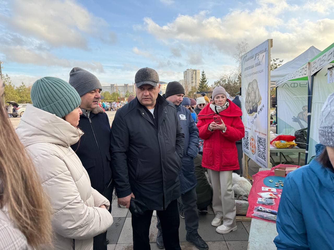 Друг в беде не бросит. 15 ноября в Уфе прошла десятая благотворительно-просветительская акция «Ищу человека» Она проводится ежемесячно по инициативе мэра Уфы Ратмира Мавлиева в рамках проекта «Уфа добрая» Площадкой стал парк... Друг в беде не бросит. 15 ноября в Уфе прошла десятая благотворительно-просветительская акция «Ищу человека» Она проводится ежемесячно по инициативе мэра Уфы Ратмира Мавлиева в рамках проекта «Уфа добрая» Площадкой стал парк...