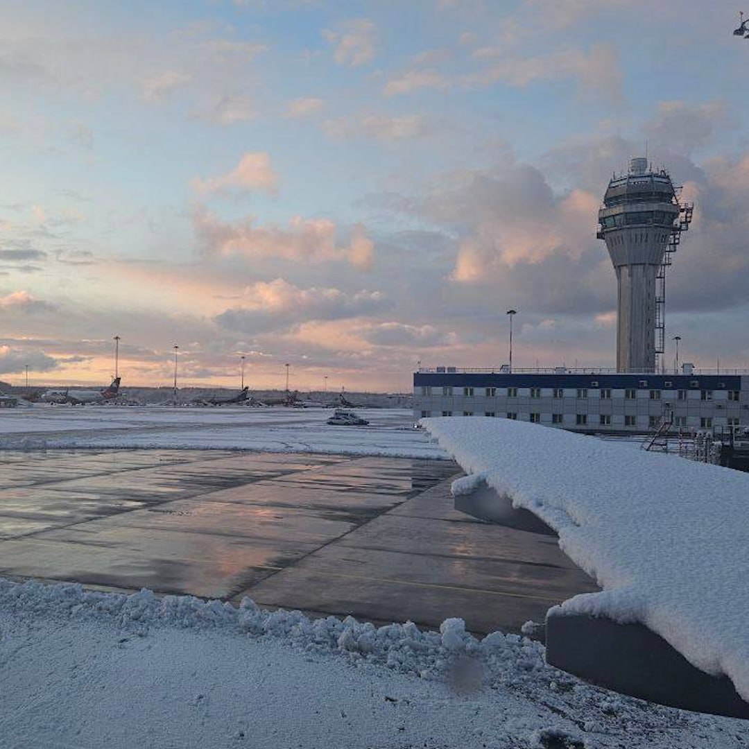 Около 40 рейсов задержано в аэропорту Санкт-Петербурга на фоне мощного снегопада Около 40 рейсов задержано в аэропорту Санкт-Петербурга на фоне мощного снегопада