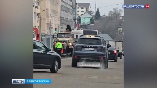 В Уфе трамвай Pesa сошел с рельсов на улице Аксакова