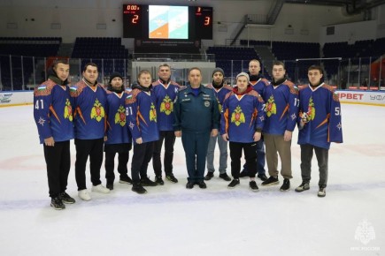 Сотрудники МЧС России приняли участие в турнире по хоккею с шайбой, посвященном Дню сотрудника органов внутренних дел Российской Федерации