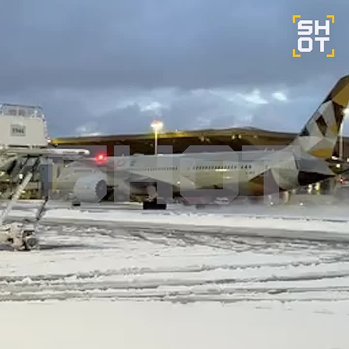 Около 40 рейсов задержано в аэропорту Санкт-Петербурга на фоне мощного снегопада