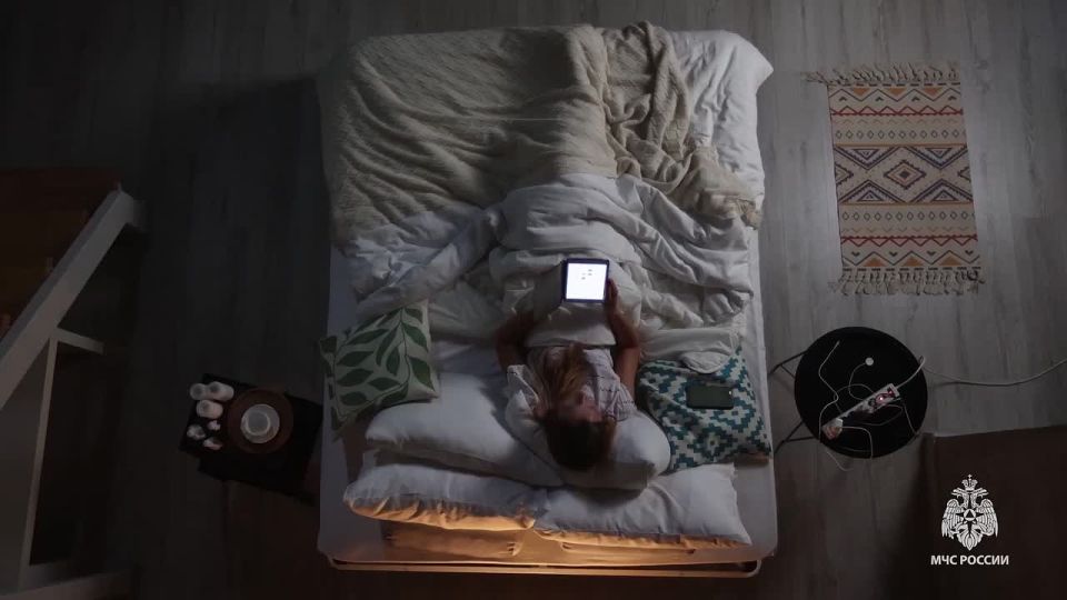 Советы от МЧС России:. Не оставляйте телефон на зарядке на ночь - пусть отдохнет;