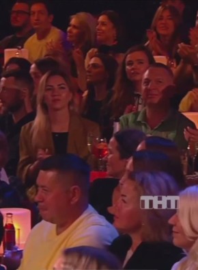 В новом выпуске COMEDY CLUB музыканты из AY YOLA исполнили песню «HOMAY»