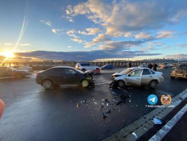 27-летний водитель за рулем «Лада Гранта», следуя по ул. Пугачева со стороны ул. Сочинская, выехал на встречку и лоб в лоб столкнулся «Шевроле Кобальт»