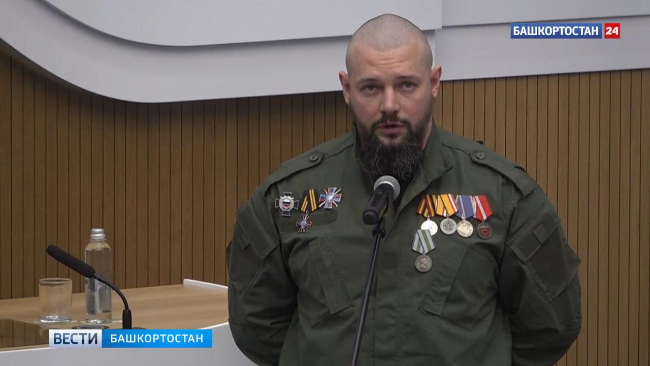 Глава Башкортостана Радий Хабиров вручил медаль генерала Шаймуратова разведчику Максиму Балю