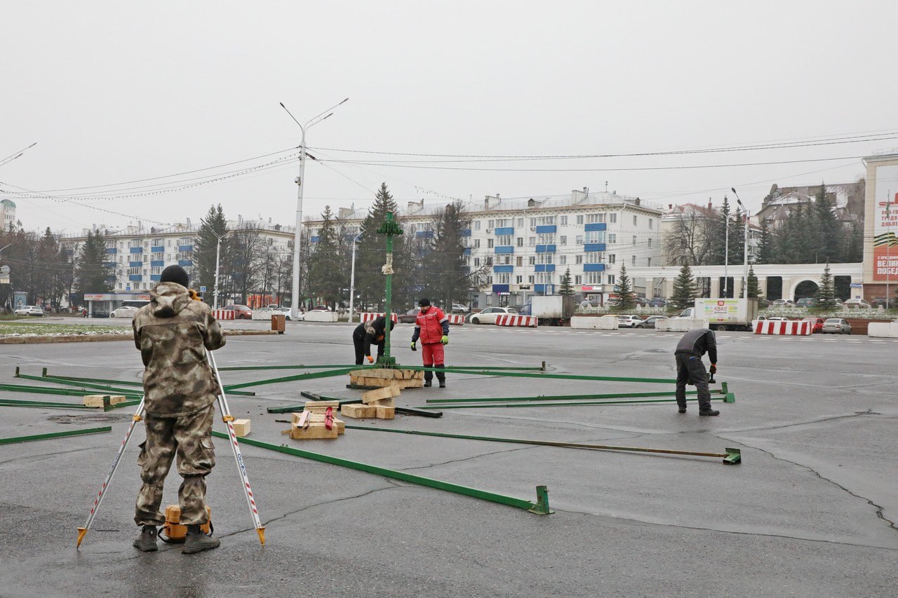 Магия начинается. На площади им. Ленина начался монтаж 30-метровой пиксельной ели Магия начинается. На площади им. Ленина начался монтаж 30-метровой пиксельной ели