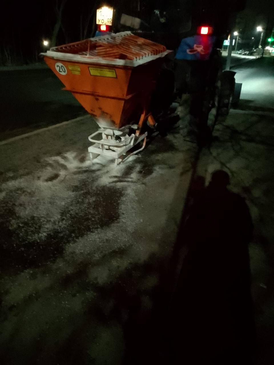 Важная работа. Коммунальные службы на линии, обрабатывают дороги и тротуары противогололедными материалами Важная работа. Коммунальные службы на линии, обрабатывают дороги и тротуары противогололедными материалами