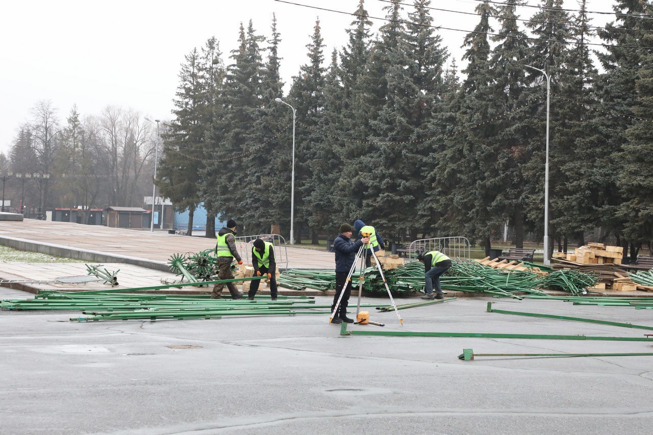 Магия начинается. На площади им. Ленина начался монтаж 30-метровой пиксельной ели Магия начинается. На площади им. Ленина начался монтаж 30-метровой пиксельной ели