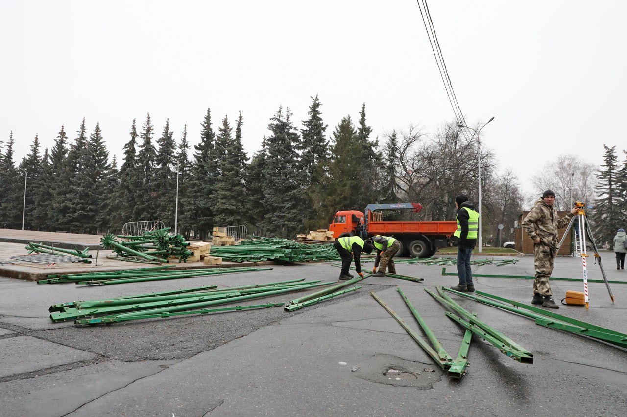 На площади им. Ленина начался монтаж 30-метровой пиксельной ели На площади им. Ленина начался монтаж 30-метровой пиксельной ели
