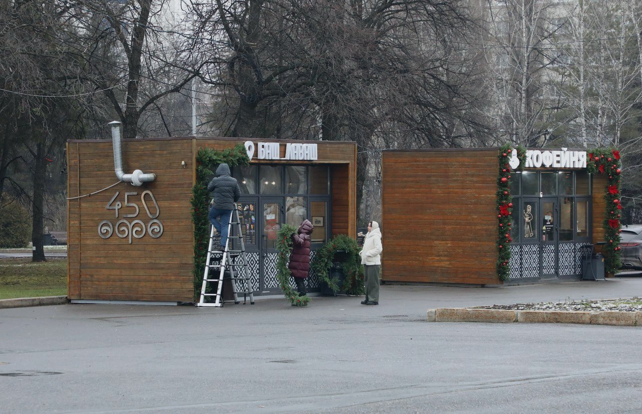 Магия начинается. На площади им. Ленина начался монтаж 30-метровой пиксельной ели Магия начинается. На площади им. Ленина начался монтаж 30-метровой пиксельной ели