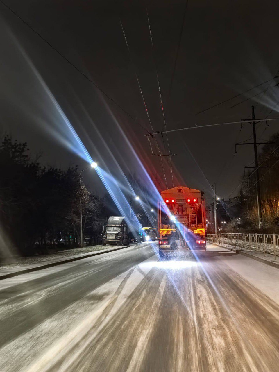 Коммунальные службы на линии обрабатывают дороги и тротуары противогололедными материалами — Ратмир Мавлиев