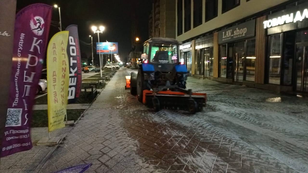 Коммунальные службы на линии обрабатывают дороги и тротуары противогололедными материалами — Ратмир Мавлиев Коммунальные службы на линии обрабатывают дороги и тротуары противогололедными материалами — Ратмир Мавлиев