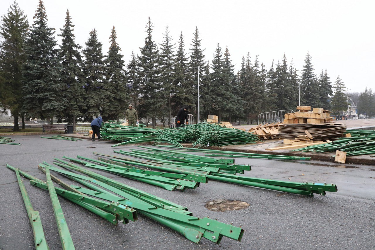 Магия начинается. На площади им. Ленина начался монтаж 30-метровой пиксельной ели Магия начинается. На площади им. Ленина начался монтаж 30-метровой пиксельной ели