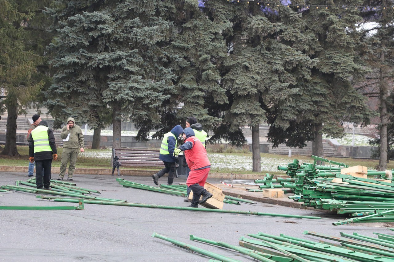Магия начинается. На площади им. Ленина начался монтаж 30-метровой пиксельной ели Магия начинается. На площади им. Ленина начался монтаж 30-метровой пиксельной ели