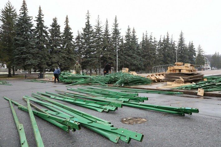 На площади имени Ленина в Уфе начали собирать пиксельную ёлку