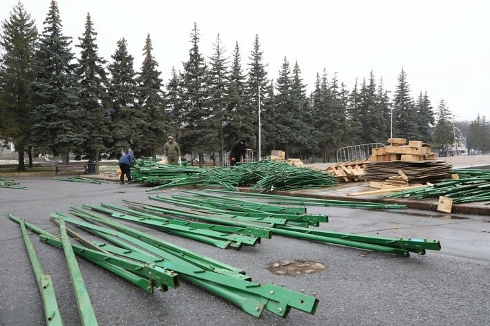 На площади имени Ленина в Уфе начали собирать пиксельную ёлку