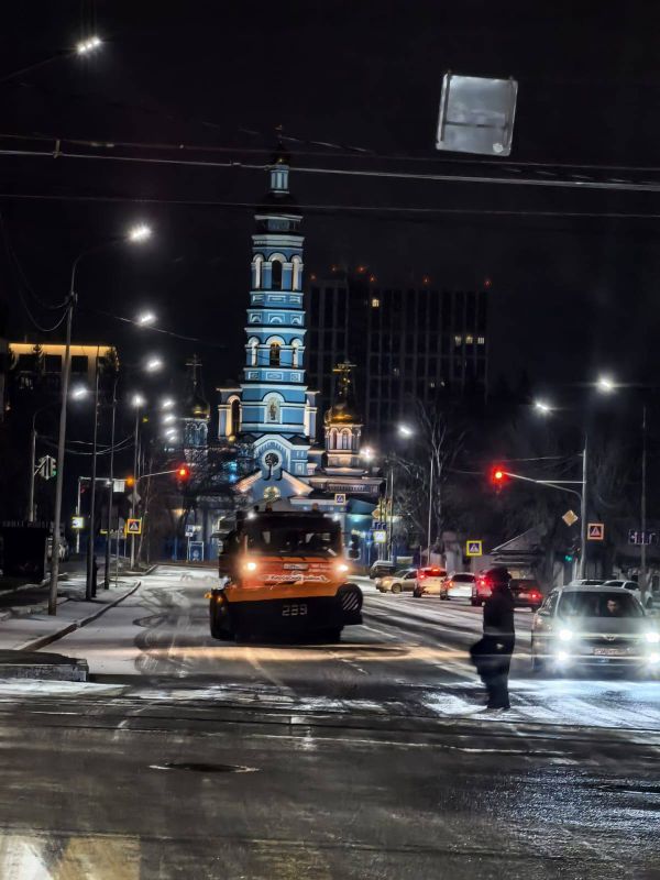 Ратмир Мавлиев: Коммунальные службы на линии, обрабатывают дороги и тротуары противогололедными материалами