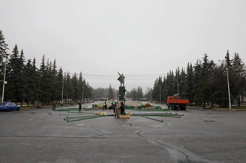 Магия начинается. На площади им. Ленина начался монтаж 30-метровой пиксельной ели