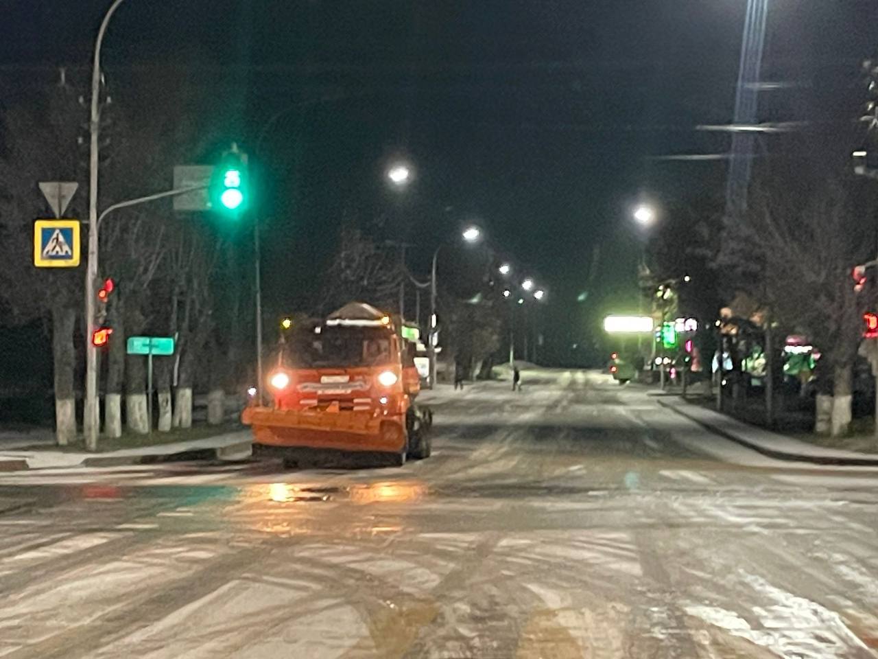 Важная работа. Коммунальные службы на линии, обрабатывают дороги и тротуары противогололедными материалами Важная работа. Коммунальные службы на линии, обрабатывают дороги и тротуары противогололедными материалами