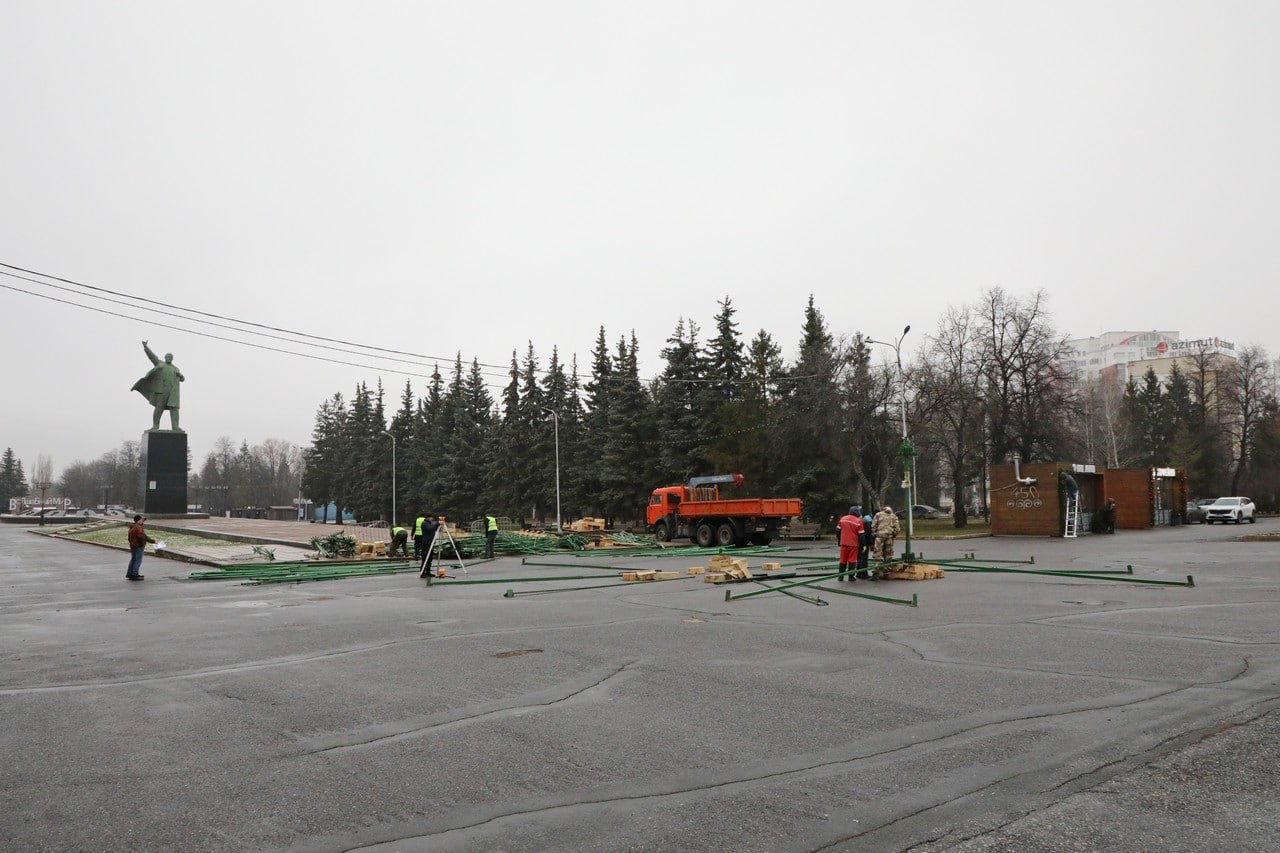 На площади им. Ленина начался монтаж 30-метровой пиксельной ели