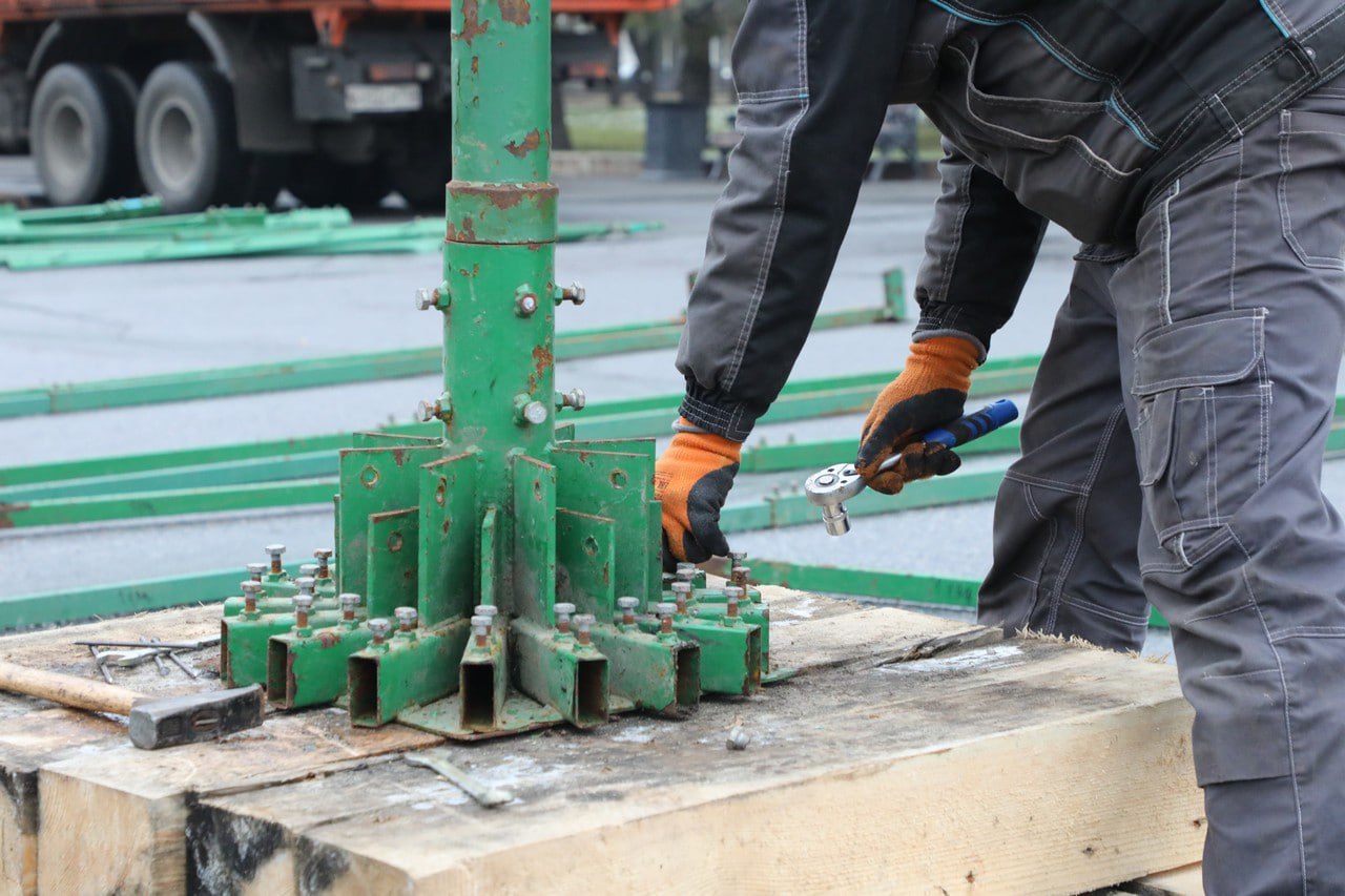 Магия начинается. На площади им. Ленина начался монтаж 30-метровой пиксельной ели Магия начинается. На площади им. Ленина начался монтаж 30-метровой пиксельной ели