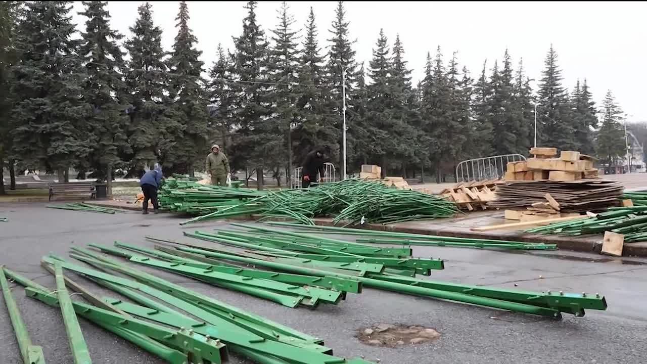 В Уфе на площади Ленина начали устанавливать главную новогоднюю елку