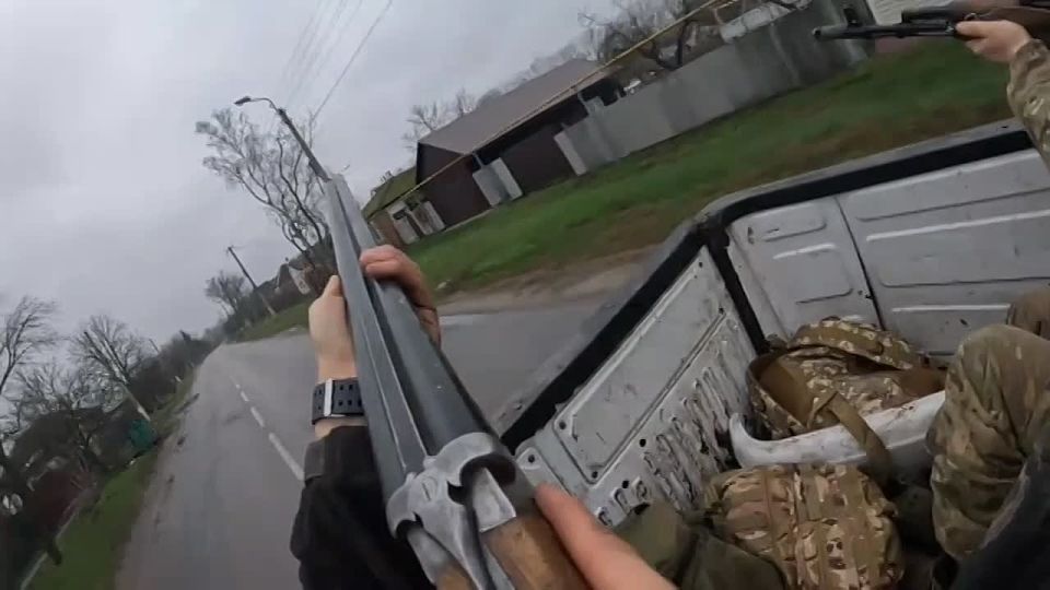 Наши "птичники" БАШКИР и БОБР (в кузове) а так же КЛИМ и ТАДАР (в кабине) по пути на работу не только слушают хорошую музыку, но и мастерски отстреливаются от за ними летящих «Птиц»