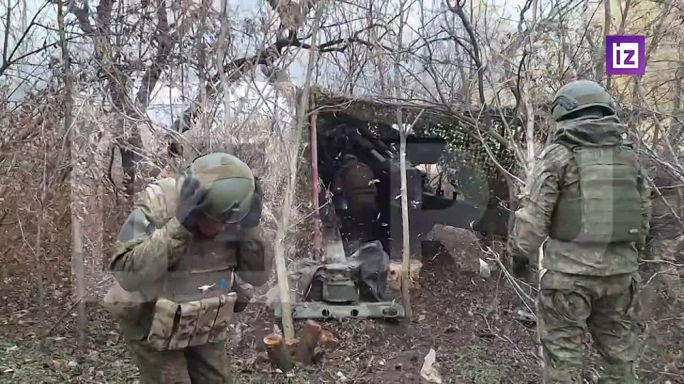 Военнослужащие 268-го самоходно-артиллерийского полка 27-й гвардейской мотострелковой дивизии группировки войск "Центр" отец и сын Виталий и Роман Арманшины, граждане Республики Башкортостан, вместе выполняют боевые задачи...