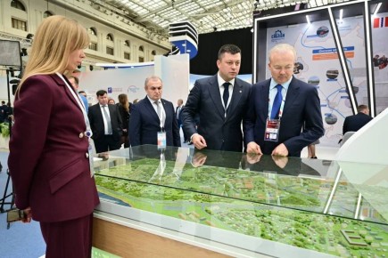 Андрей Назаров присоединился к поздравлению тех, кто связан с транспортной отраслью, и подчеркнул ее значимость