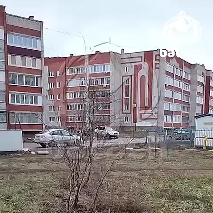 Ишимбаец выбил страйк в своём дворе — врезался в мусорку, забор, стену и другую машину, пытаясь припарковаться