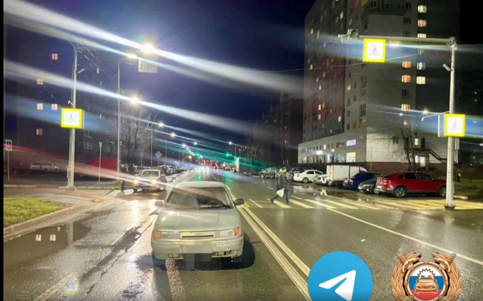 В Уфе, напротив дома 28 по ул. Г. Мушникова, 21-летний водитель на ВАЗ-2112 сбил женщину, которая переходила дорогу по пешеходному переходу без светоотражающих элементов