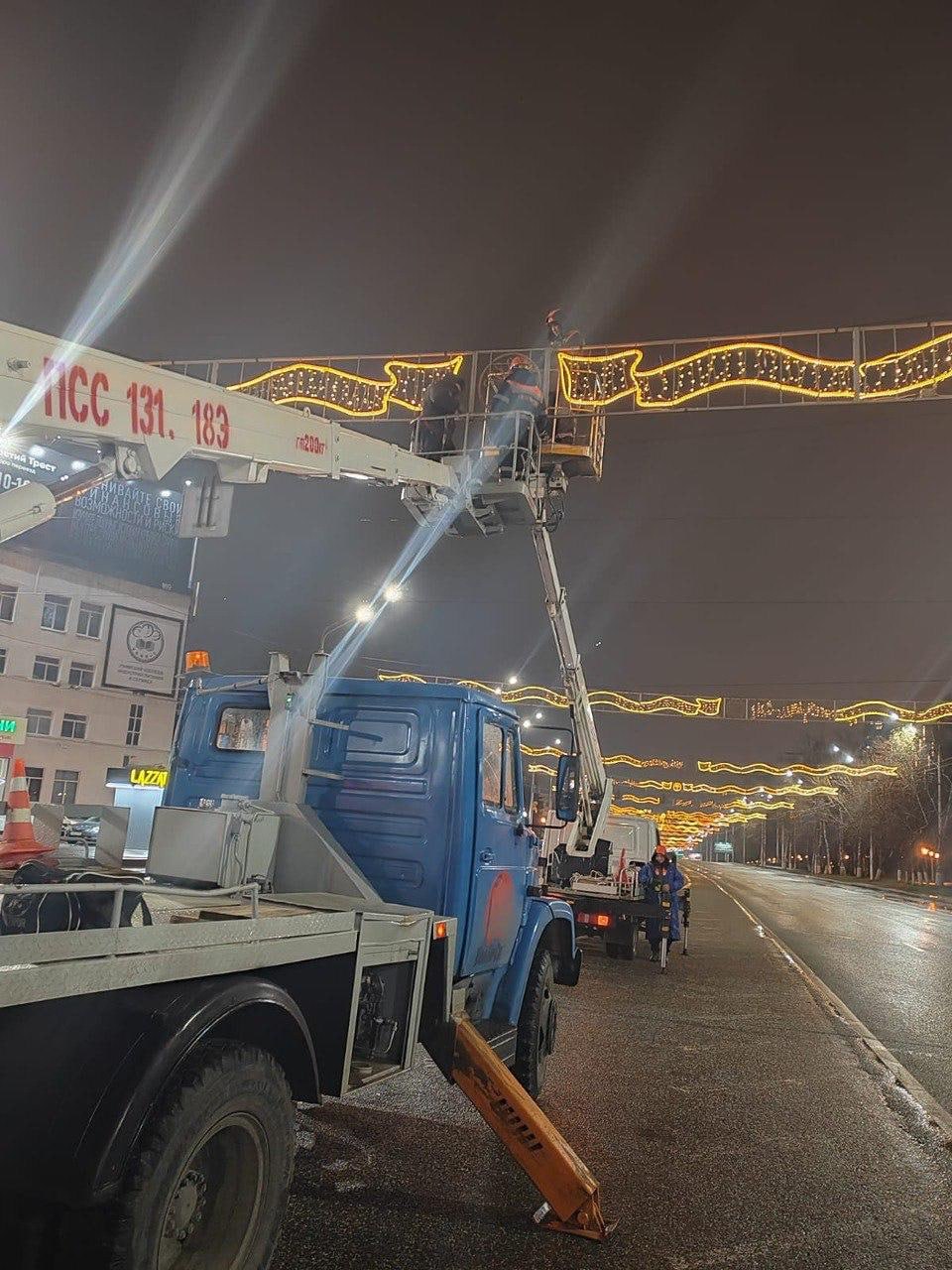 Новогодняя сказка: на улицах Уфы монтируют праздничную иллюминацию Новогодняя сказка: на улицах Уфы монтируют праздничную иллюминацию