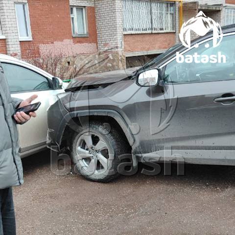 Ишимбаец выбил страйк в своём дворе — врезался в мусорку, забор, стену и другую машину, пытаясь припарковаться Ишимбаец выбил страйк в своём дворе — врезался в мусорку, забор, стену и другую машину, пытаясь припарковаться