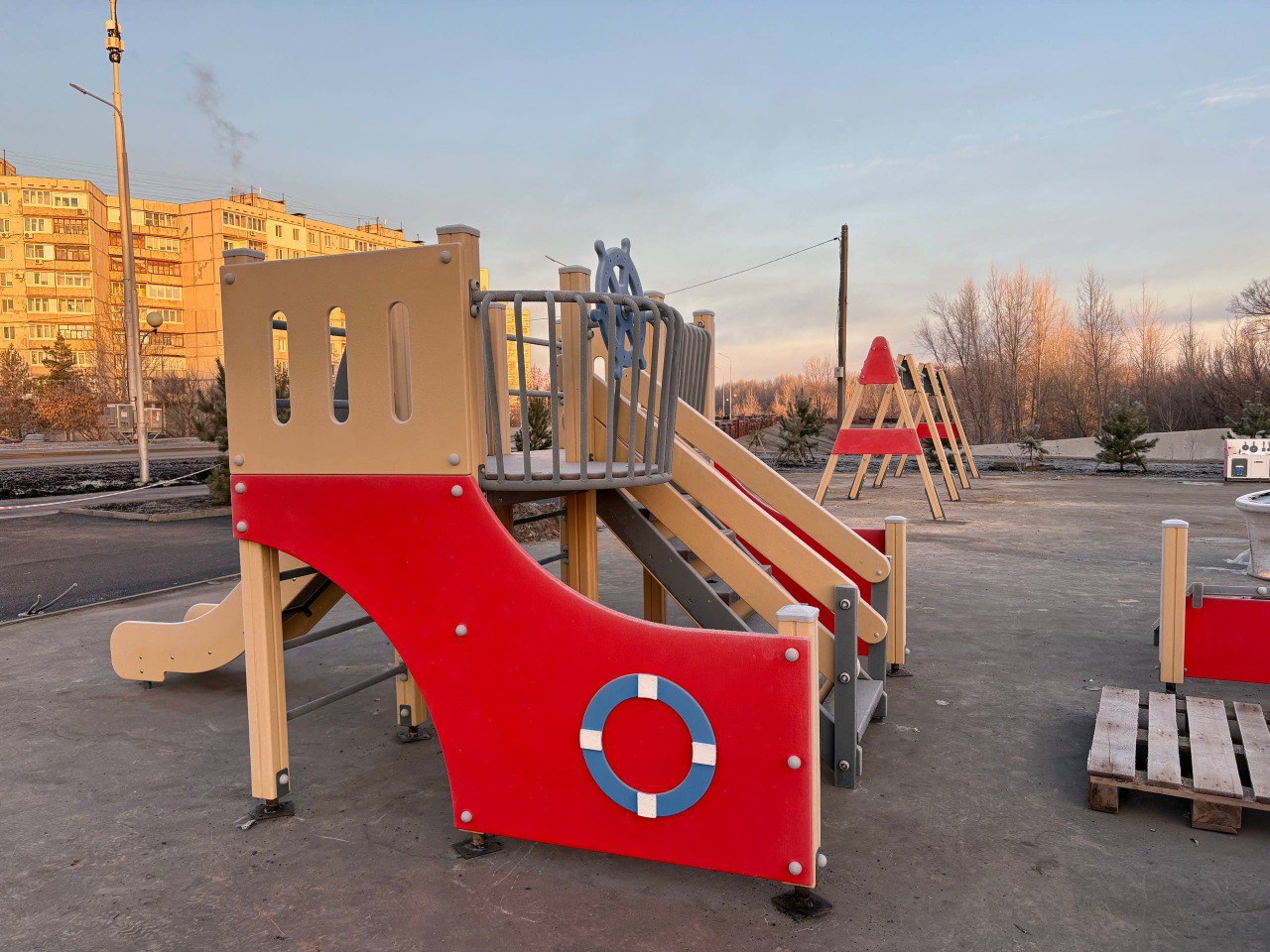На Набережной реки Уфы завершают монтаж новой детской площадки