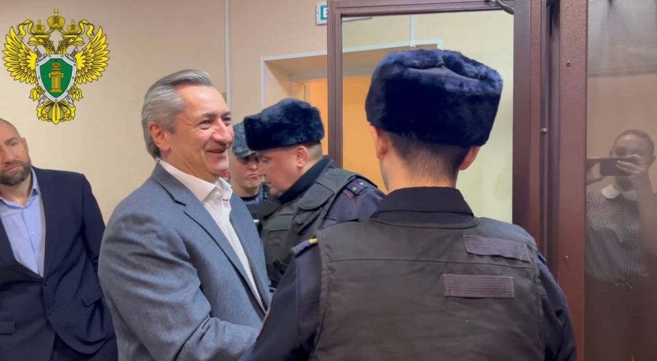 Суд приговорил и.о. вице-премьера Башкирии Алана Марзаева к 13 годам лишения свободы и штрафу на сумму более 560 млн рублей за взятку в особо крупном размере с вымогательством — прокуратура Республики Башкортостан