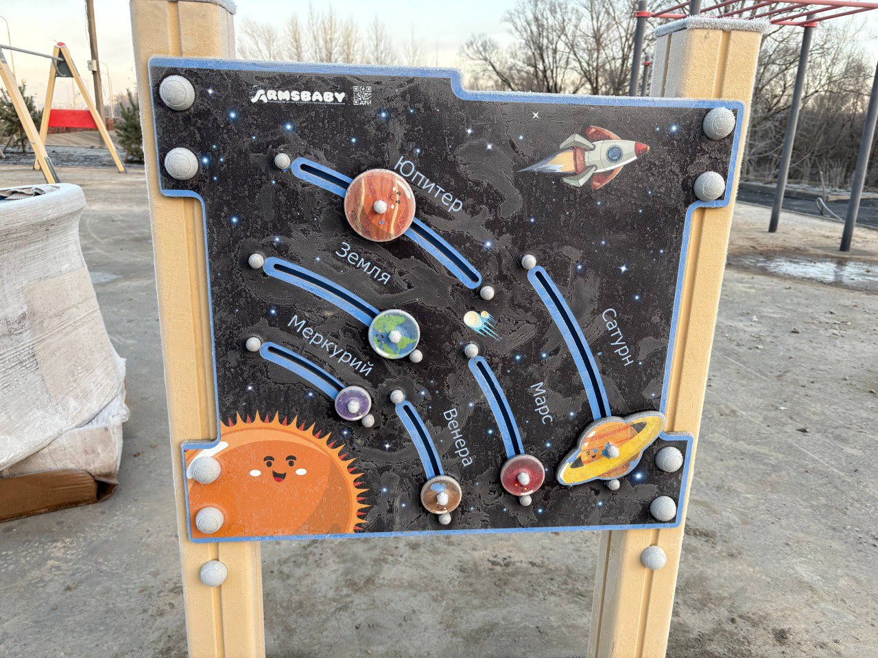 На Набережной реки Уфы завершают монтаж новой детской площадки На Набережной реки Уфы завершают монтаж новой детской площадки