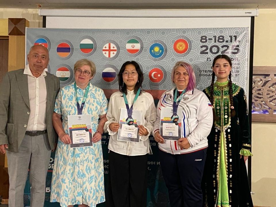 Константин Толкачев поздравил Тамару Тансыккужину с серебряной медалью чемпионата мира по шашкам