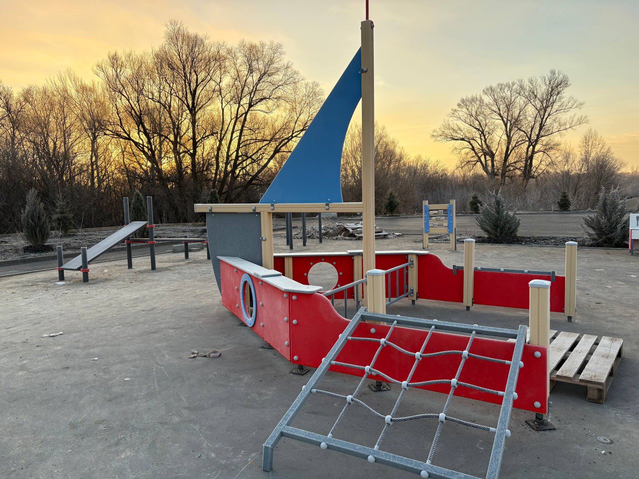 На Набережной реки Уфы завершают монтаж новой детской площадки На Набережной реки Уфы завершают монтаж новой детской площадки