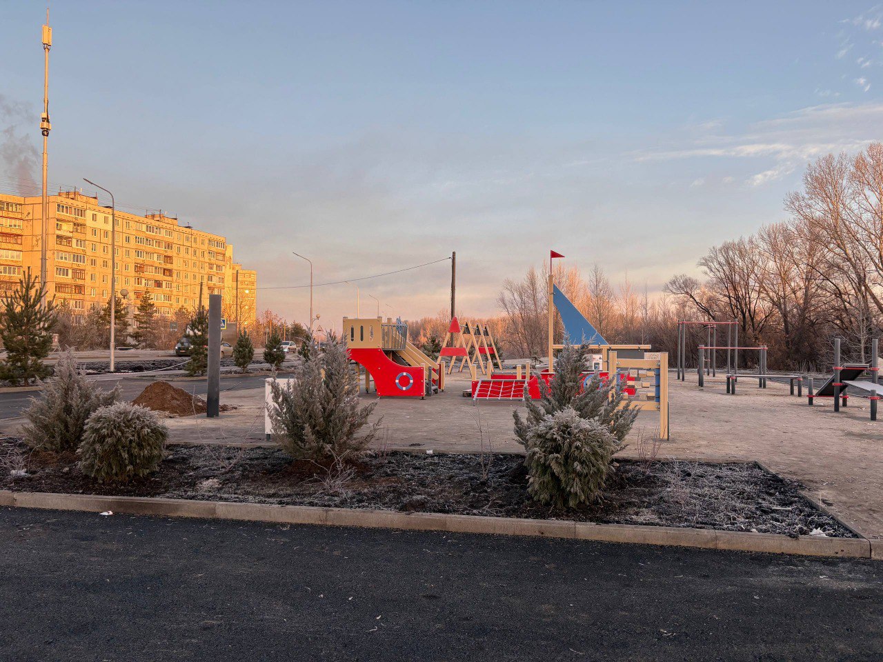 На Набережной реки Уфы завершают монтаж новой детской площадки На Набережной реки Уфы завершают монтаж новой детской площадки