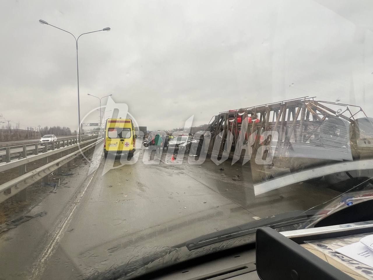 Ледяной дождь парализовал движение на трассе М-5 в Челябинской области Ледяной дождь парализовал движение на трассе М-5 в Челябинской области