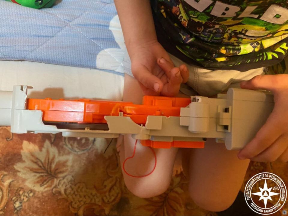 Зажал палец в игрушке. Вчера вечером в селе Миловка Уфимского района помощь спасателей понадобилась 5-летнему малышу