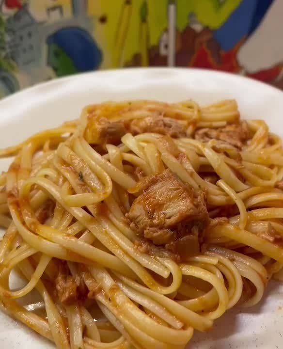 Паста с тунцом и томатами. Не правда ли, такое блюдо станет прекрасным воскресным ужином? А как его приготовить, подсказывает наша постоянная дежурная по кухне Стелла Аюкасова