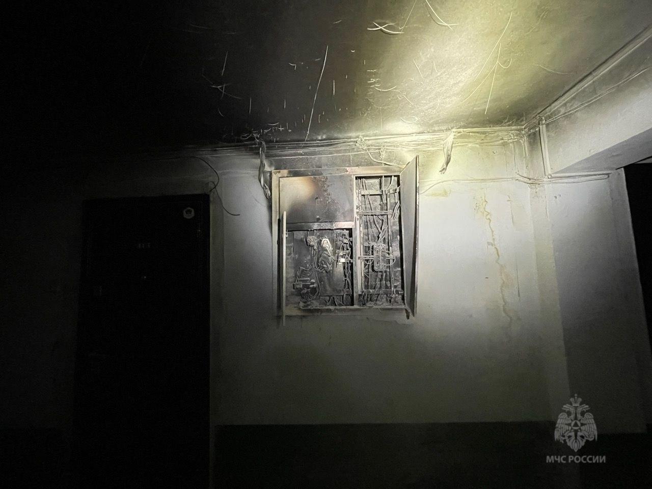 Электрощиток загорелся в подъезде жилого дома в Башкирии: спасены 9 человек