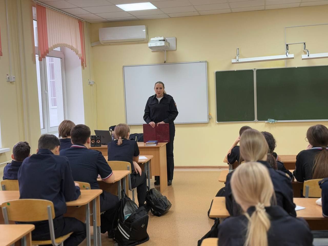 Занятия с сотрудниками правоохранительных органов разных служб – это ценная и эффективная практика для учащихся полицейского класса Занятия с сотрудниками правоохранительных органов разных служб – это ценная и эффективная практика для учащихся полицейского класса