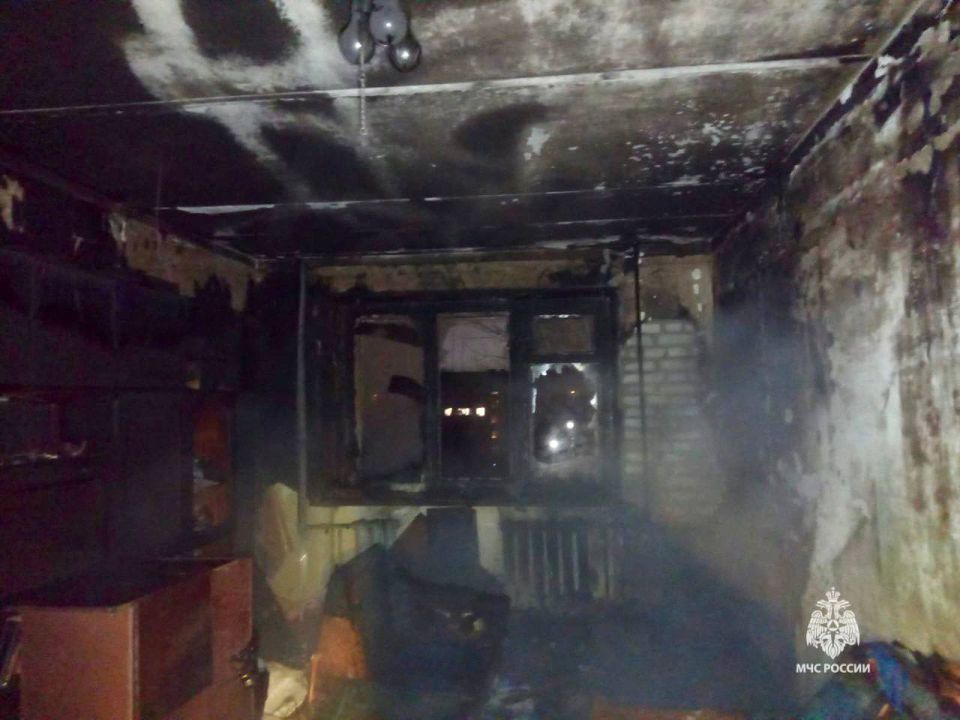 Огнеборцы спасли 10 человек при ночном пожаре в Уфе