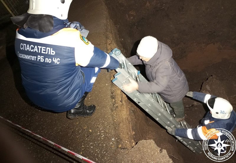 Достали из бездны. Сегодня утром в Туймазах местная жительница упала в траншею и не смогла самостоятельно выбраться