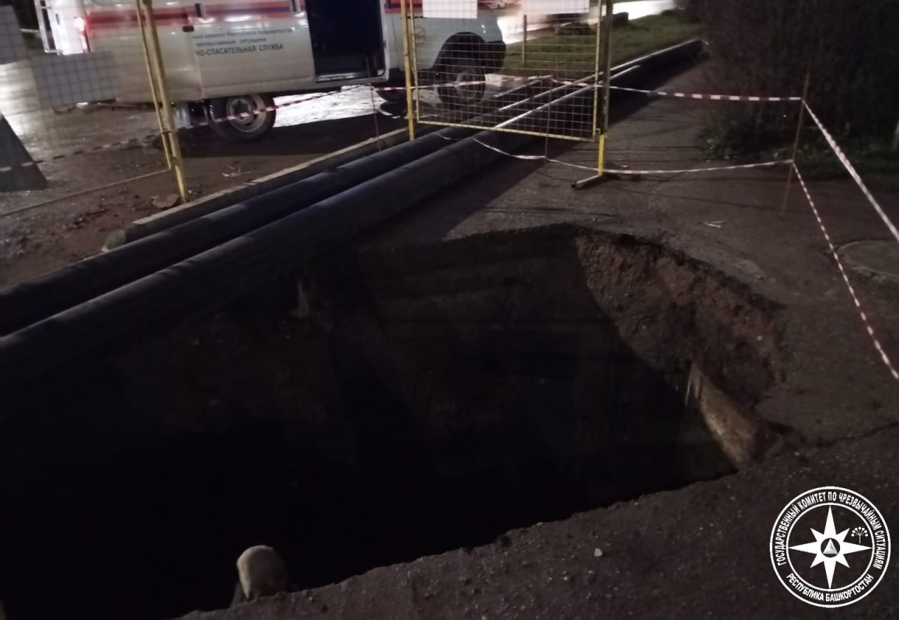 Достали из бездны. Сегодня утром в Туймазах местная жительница упала в траншею и не смогла самостоятельно выбраться Достали из бездны. Сегодня утром в Туймазах местная жительница упала в траншею и не смогла самостоятельно выбраться