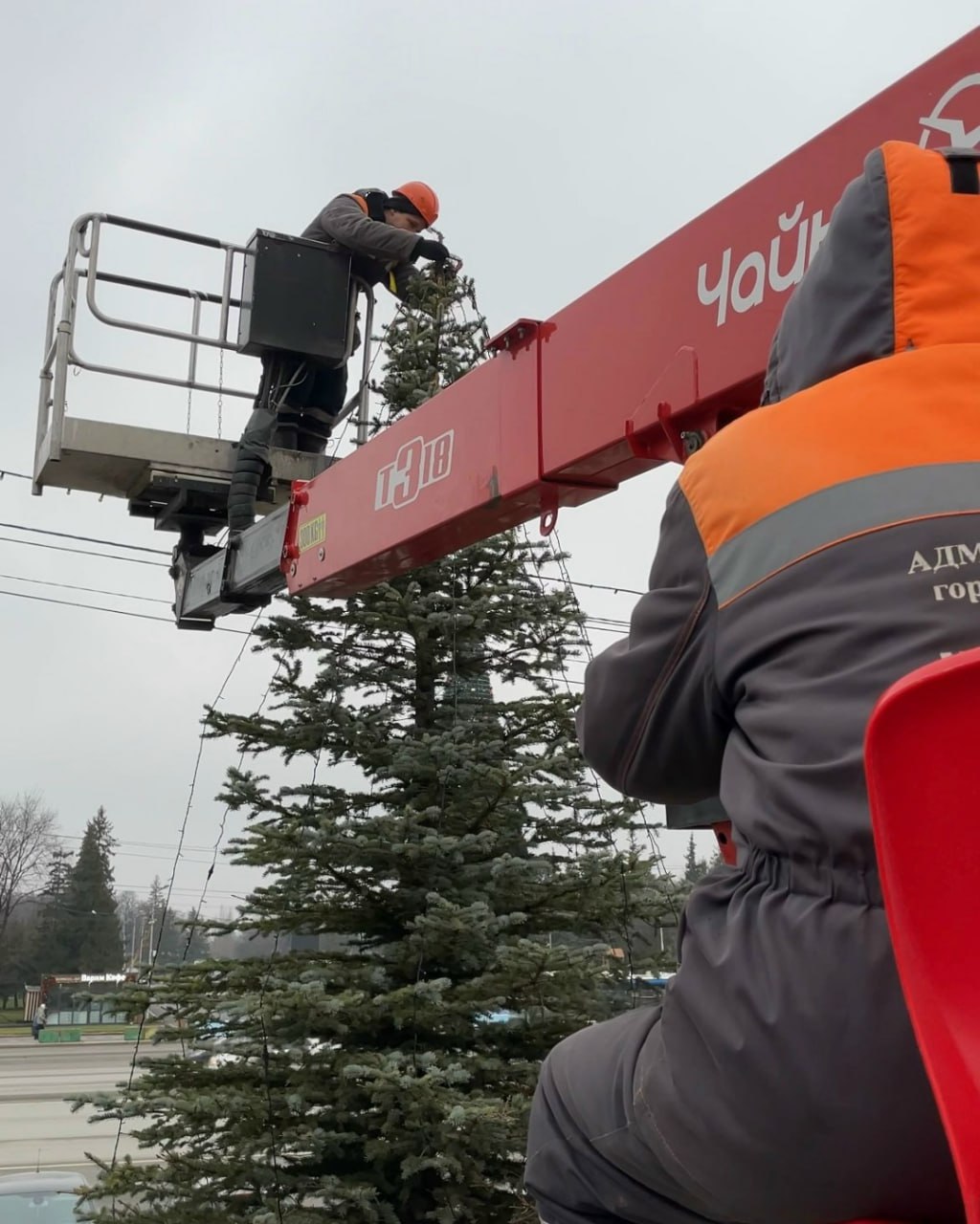 Украшают 14 елей перед горсоветом Уфы Украшают 14 елей перед горсоветом Уфы