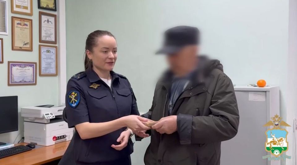 В Башкортостане сотрудники полиции вернули местному жителю денежные средства, которые он передал курьеру телефонных мошенников