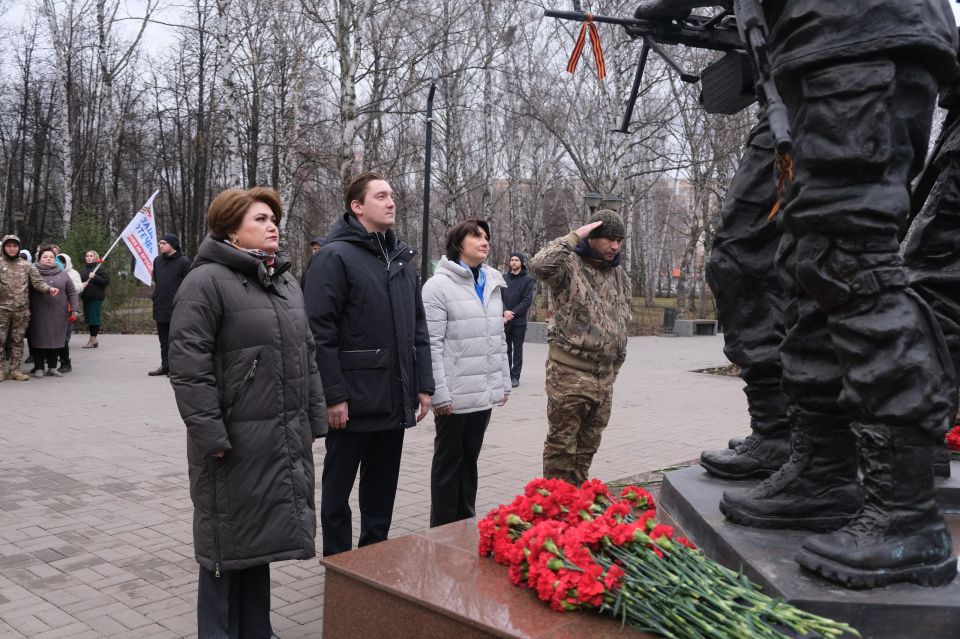 Сегодня Стерлитамак вместе с руководителем республиканского филиала Государственного фонда поддержки участников СВО «Защитники Отечества» Гульнур Кульсариной и мамой Героя России Максима Владимировича Серафимова, Алиной...